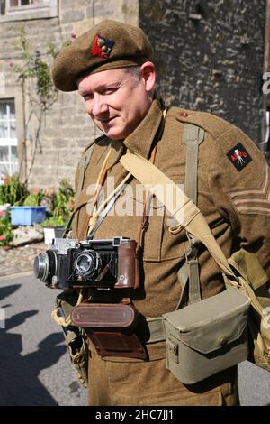 Grassington, Yorkshire, Angleterre, Grande-Bretagne, septembre 19th 2015.Homme habillé en costume comme photographe de guerre pour un événement de nostalgie de 1940s. Banque D'Images