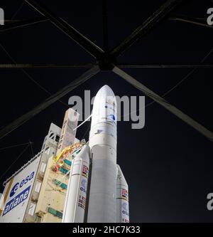 Kourou, Guyane française.23rd décembre 2021.La fusée Arianespace Ariane 5 avec le télescope spatial James Webb de la NASA à bord est readiée sur le plateau de lancement du Centre spatial de la Guyane, le 23 décembre 2021 à Kourou, en Guyane française.Credit: Bill Ingalls/NASA/Alamy Live News Banque D'Images