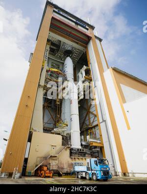 Kourou, Guyane française.23rd décembre 2021.La fusée Ariane 5 d'Arianespace avec le télescope spatial James Webb de la NASA à bord, dans le dernier bâtiment d'assemblage tel qu'il est préparé pour le déploiement au Centre spatial de la Guyane, le 23 décembre 2021 à Kourou, en Guyane française.Credit: Chris Gunn/NASA/Alamy Live News Banque D'Images