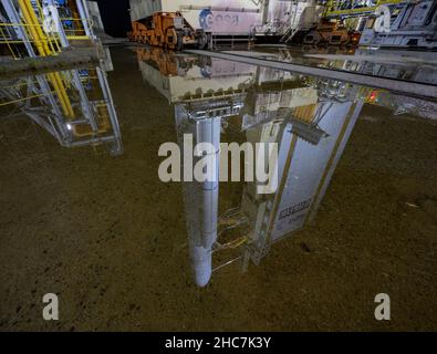 Kourou, Guyane française.23rd décembre 2021.La fusée Ariane 5 d'Arianespace avec le télescope spatial James Webb de la NASA à bord, reflétée dans l'eau comme elle est readiée sur le plateau de lancement au Centre spatial de la Guyane, le 23 décembre 2021 à Kourou, en Guyane française.Credit: Bill Ingalls/NASA/Alamy Live News Banque D'Images