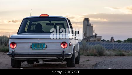 Vintage 2002 BMW à cheval le long de la rue pendant le coucher du soleil à Rio Rancho, États-Unis Banque D'Images