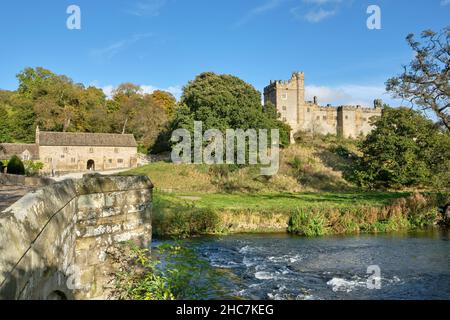 Vue sur Haddon Hall au-dessus de la rivière Wye Banque D'Images