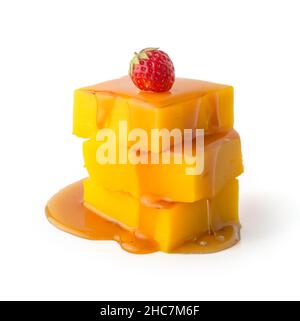 pudding crème anglaise avec sauce caramel versée, fraise rouge mûre sur le dessus isolée sur fond blanc Banque D'Images