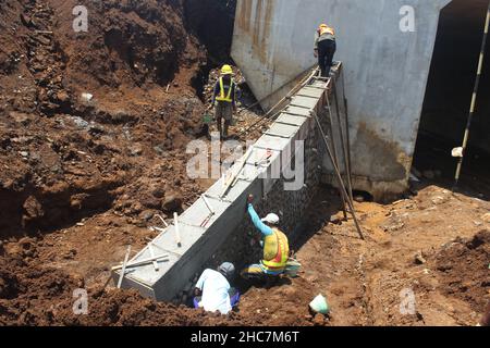 construction d'un canal d'eau qui sert à vidanger l'eau jusqu'à destination Banque D'Images