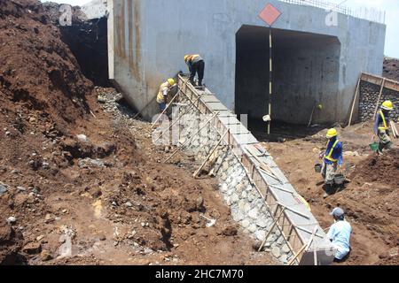 construction d'un canal d'eau qui sert à vidanger l'eau jusqu'à destination Banque D'Images