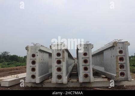 les poutres de pont qui sont encore en construction peuvent être utilisées pour l'illustration dans la discussion des infrastructures de pont, de route et de route à péage Banque D'Images