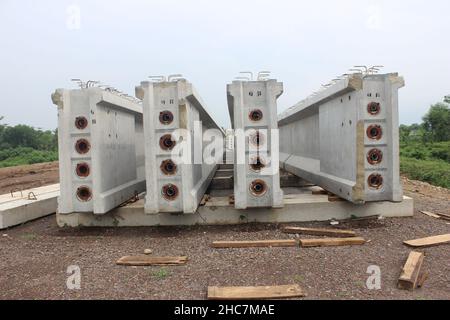 les poutres de pont qui sont encore en construction peuvent être utilisées pour l'illustration dans la discussion des infrastructures de pont, de route et de route à péage Banque D'Images