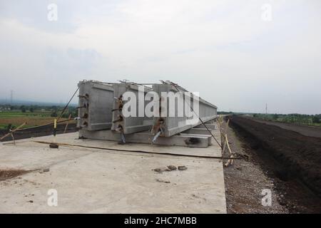 les poutres de pont qui sont encore en construction peuvent être utilisées pour l'illustration dans la discussion des infrastructures de pont, de route et de route à péage Banque D'Images