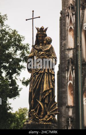 Statue de la Vierge Marie et de l'enfant devant la cathédrale Saint-Joseph (Nha Tho Lon) Banque D'Images