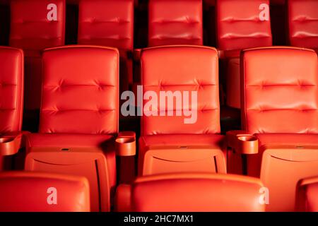 Auditorium de cinéma vide avec des lignes de chaises rouges Banque D'Images