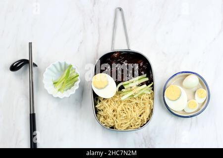 Jajangmyeon ou Jajangmyeon est un nain coréen avec de la sauce noire Banque D'Images