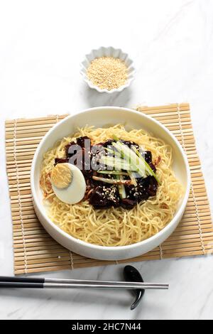 Jajangmyeon ou Jajangmyeon est le noddle coréen avec de la sauce noire Banque D'Images