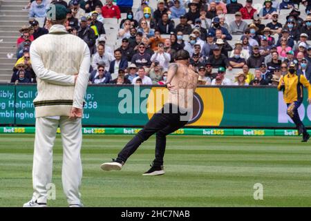 Melbourne, Australie.26th décembre 2021.Un envahisseur de terrain est vu courir au sol au cours du premier jour du troisième match de test de la série Ashes entre l'Australie et l'Angleterre au Melbourne Cricket Ground le 26 décembre 2021 à Melbourne, Australie. (Usage éditorial seulement) Credit: Izhar Ahmed Khan/Alay Live News/Alay Live News Banque D'Images