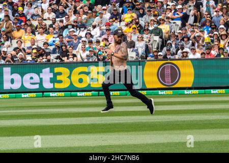 Melbourne, Australie.26th décembre 2021.Un envahisseur de terrain est vu courir au sol au cours du premier jour du troisième match de test de la série Ashes entre l'Australie et l'Angleterre au Melbourne Cricket Ground le 26 décembre 2021 à Melbourne, Australie. (Usage éditorial seulement) Credit: Izhar Ahmed Khan/Alay Live News/Alay Live News Banque D'Images