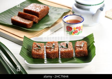 Wajik Cake est l'un des gâteaux traditionnels de Betawi, en Indonésie.Fait à partir de farine de riz gluant, de sucre brun, de feuilles de Pandan et de lait de noix de coco. Banque D'Images