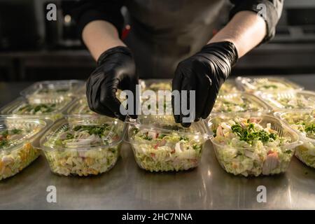 Livraison de nourriture saine. Salade biologique saine dans un bol jetable.Concept de nourriture propre, nourriture saine, le chef couvre les boîtes à lunch. Banque D'Images