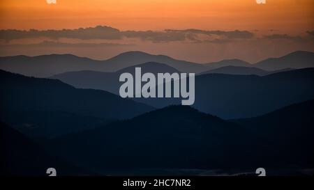 Les Carpathian Mountains, Ukraine.Un incroyable lever de soleil dans les montagnes vues de Polonina Borshava. Banque D'Images