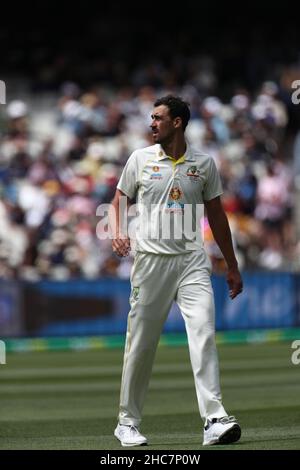 Melbourne, Australie.26th décembre 2021.MELBOURNE, AUSTRALIE - 26 DÉCEMBRE : Mitchell Stark d'Australie pendant le premier jour du troisième match de cricket Vodafone Test entre l'Australie et l'Angleterre au Melbourne Cricket Ground le 26 décembre 2021 à Melbourne, Australie.Crédit : brett keating/Alay Live News Banque D'Images