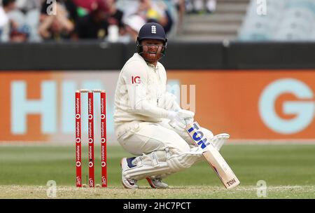 Le britannique Jonathan Bairstow réagit après avoir été pris par Cameron Green au large du bowling de Mitchell Starc lors du premier jour du troisième test de cendres au Melbourne Cricket Ground, à Melbourne.Date de la photo: Dimanche 26 décembre 2021. Banque D'Images
