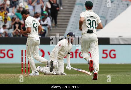 Le britannique Jonathan Bairstow réagit après avoir été pris par Cameron Green au large du bowling de Mitchell Starc lors du premier jour du troisième test de cendres au Melbourne Cricket Ground, à Melbourne.Date de la photo: Dimanche 26 décembre 2021. Banque D'Images