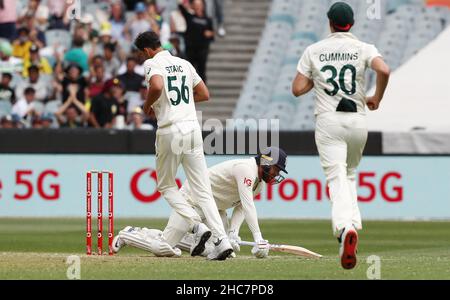 Le britannique Jonathan Bairstow réagit après avoir été pris par Cameron Green au large du bowling de Mitchell Starc lors du premier jour du troisième test de cendres au Melbourne Cricket Ground, à Melbourne.Date de la photo: Dimanche 26 décembre 2021. Banque D'Images