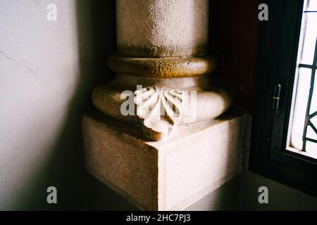 Fragment de la partie inférieure de la colonne près de la fenêtre Banque D'Images