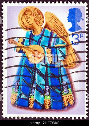 ROYAUME-UNI - VERS 1972: Un timbre imprimé au Royaume-Uni de l'édition de 'Noël ' montre Angel jouant le luth, vers 1972.