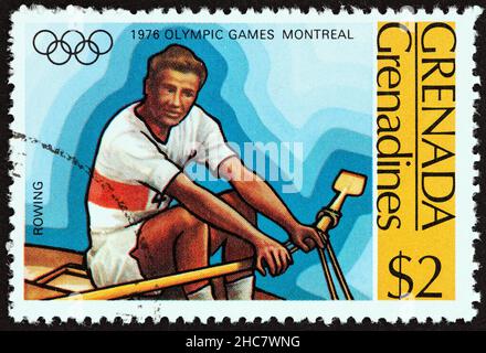 GRENADINES DE LA GRENADE - VERS 1976: Un timbre imprimé à la Grenade à partir du numéro "Jeux Olympiques, Montréal" montre l'aviron, vers 1976. Banque D'Images