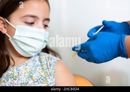 Gros plan sur un petit enfant du caucase vacciné.Concept de vaccination infantile. Banque D'Images