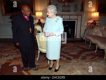 Photo du dossier datée du 20/11/13 du révérend Desmond Tutu lors d'une audience avec la reine Elizabeth II au palais de Buckingham, dans le centre de Londres.Desmond Tutu, activiste lauréat du prix Nobel de la paix pour la justice raciale et les droits des LGBT, est décédé à l'âge de 90 ans.Il avait été soigné à l'hôpital plusieurs fois depuis 2015, après avoir reçu un diagnostic de cancer de la prostate en 1997.Date de publication : dimanche 26 décembre 2021. Banque D'Images