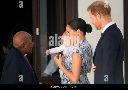 Photo du dossier datée du 25/09/19, du duc et de la duchesse de Sussex, avec leur fils Archie, rencontrer l'archevêque Desmond Tutu et Mme Tutu à leur fondation historique au cap, le troisième jour de leur tournée en Afrique.Desmond Tutu, activiste lauréat du prix Nobel de la paix pour la justice raciale et les droits des LGBT, est décédé à l'âge de 90 ans.Il avait été soigné à l'hôpital plusieurs fois depuis 2015, après avoir reçu un diagnostic de cancer de la prostate en 1997.Date de publication : dimanche 26 décembre 2021. Banque D'Images