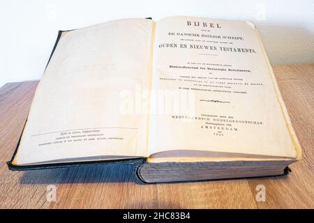 Ancienne bible néerlandaise dans la traduction d'États (Dutch: Statenvertaling) ou Bible d'États. Banque D'Images