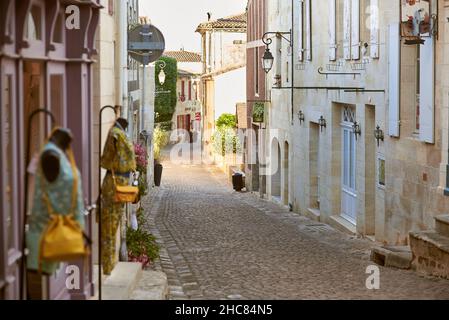 Rue pavée à Saint Emilion, Gironde, Aquitaine, France, Europe Banque D'Images