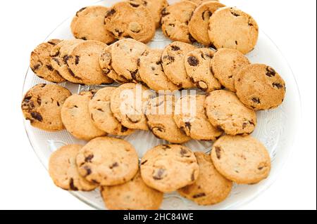 biscuits avec chips au chocolat dans une assiette de verre sur fond blanc Banque D'Images