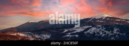 Panorama sur la montagne au coucher du soleil par une journée d'hiver, montagnes de Bieszczady, Pologne Banque D'Images