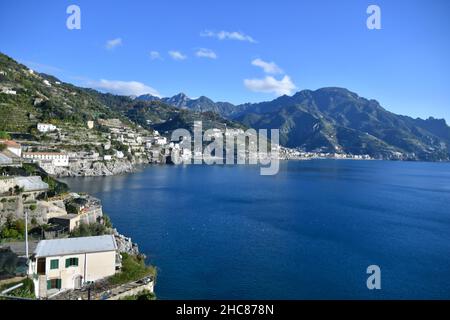 Vue sur Maiori, une ville sur la côte amalfitaine, en Italie. Banque D'Images