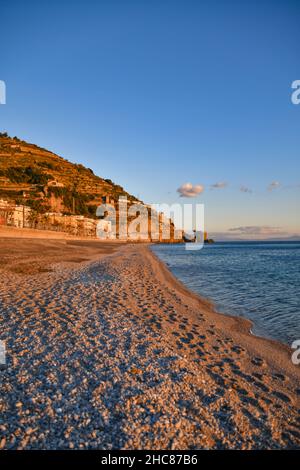 Vue sur Maiori, une ville sur la côte amalfitaine, en Italie. Banque D'Images