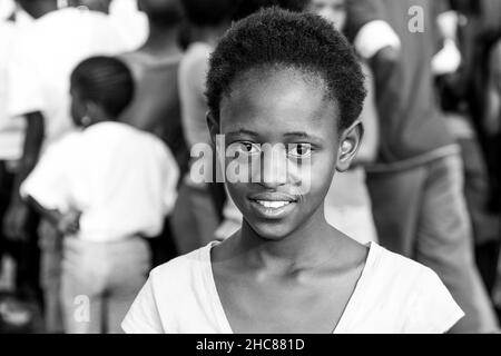 Johannesburg, Afrique du Sud - 21 octobre 2008 : jeunes enfants africains posant pour une photo sur le terrain de jeu de l'école Banque D'Images