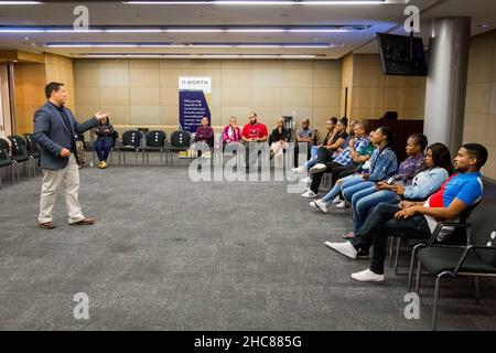 Johannesburg, Afrique du Sud - 23 février 2018: Éducateur instruisant divers étudiants adultes sur le financement personnel Banque D'Images