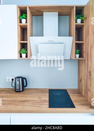Hotte blanche dans la cuisine intérieure scandinave Banque D'Images