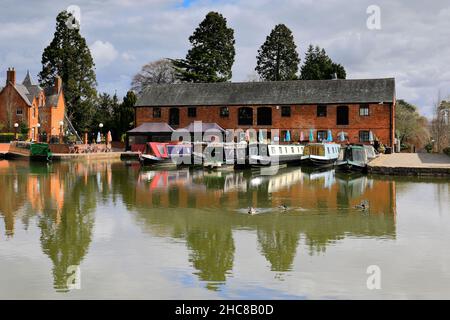 Bateaux à rames au Grand Union Canal Basin, ville de Market Harborough, Leicestershire, Angleterre ; Royaume-Uni Banque D'Images