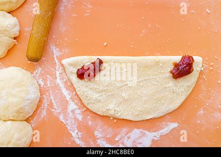 Bricolage étape 4.Tarte à la cerise.Placez les cerises sur une crêpe pliée en deux Banque D'Images