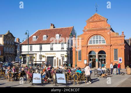 Browns Beverley un grand magasin et Caffe Nero café en plein air dans la ville de marché de Beverley Yorkshire East Riding of Yorkshire Angleterre GB Europe Banque D'Images