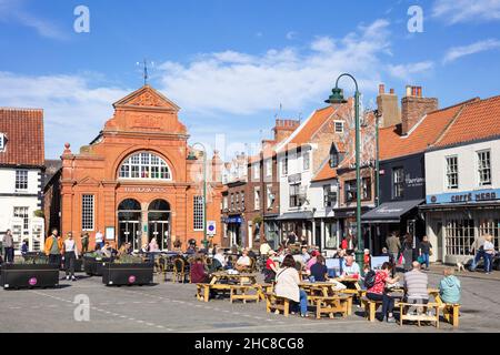 Browns Beverley un grand magasin et Caffe Nero café en plein air dans la ville de marché de Beverley Yorkshire East Riding of Yorkshire Angleterre GB Europe Banque D'Images