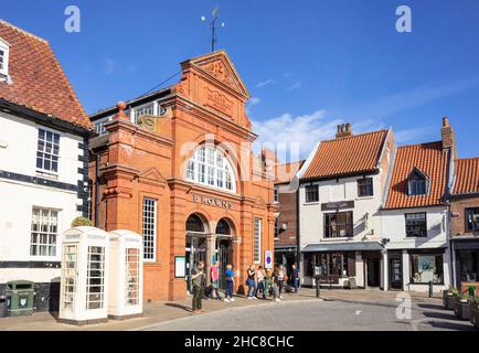 Browns Beverley grand magasin The Grapes pub et les boîtes téléphoniques blanches dans la ville de marché de Beverley Yorkshire East Riding of Yorkshire England Royaume-Uni Banque D'Images