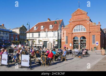 Browns Beverley un grand magasin et Caffe Nero café en plein air dans la ville de marché de Beverley Yorkshire East Riding of Yorkshire Angleterre GB Europe Banque D'Images