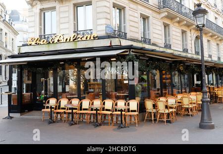 Paris, France-23 décembre 2021 : le Bar Brasserie le Balzac est un restaurant traditionnel français situé près de l'avenue des champs-Elysées et de l'Arc de Triomphe , 23 Banque D'Images