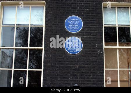 Plaques bleues sur le mur de l'ancienne maison de Thomas akley et Thomas Hodgkin.Londres, Royaume-Uni. Banque D'Images