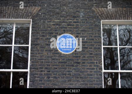 Plaque bleue sur le mur de l'ancienne maison de William Butterfield, Londres, Royaume-Uni. Banque D'Images