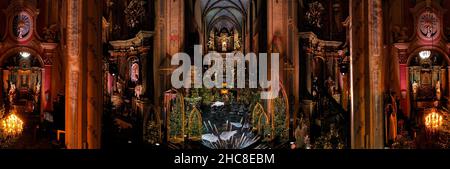 Lviv, Ukraine - 25 décembre 2021 : décoration de Noël dans la basilique de l'ArchaCathédrale de l'Assomption de la Sainte Vierge Marie à Lviv, Ukraine Banque D'Images